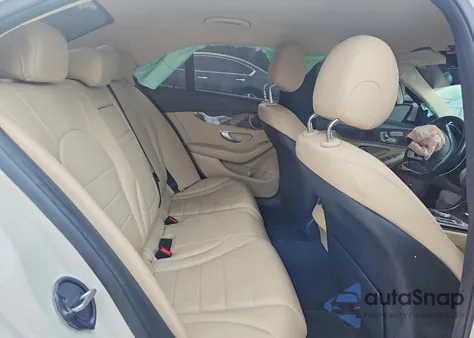 2017 Mercedes-Benz C 300 z USA, uszkodzony, nr VIN 55SWF4JB0HU192516